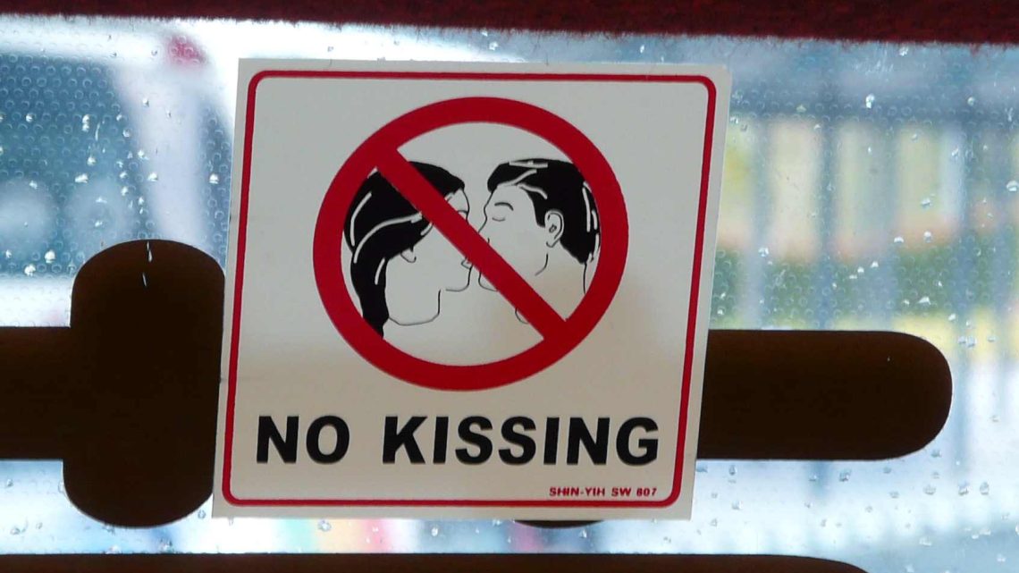 В каких странах за публичный поцелуй можно угодить в тюрьму