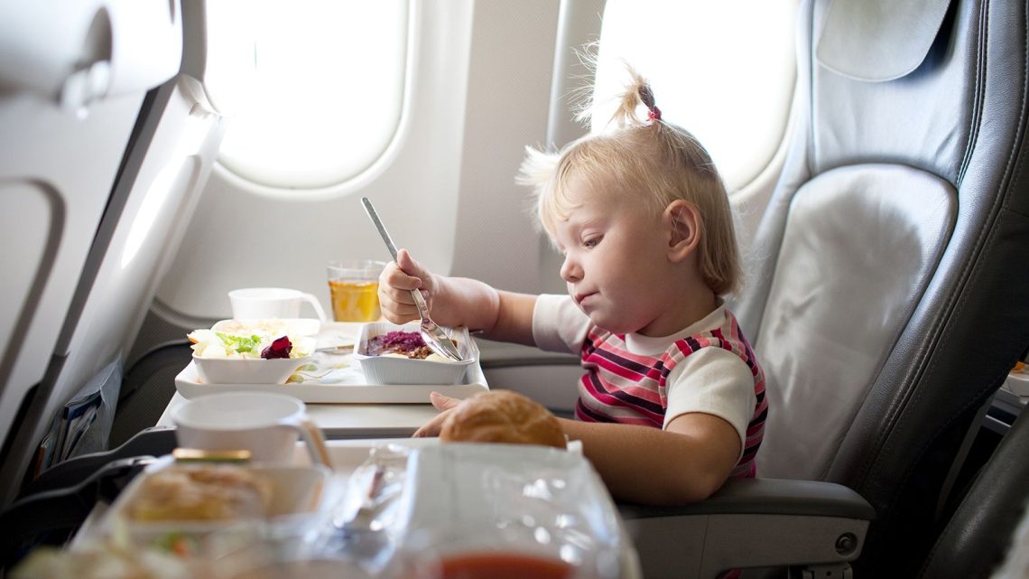 Путешествие с улыбкой: эффективные способы развлечь ребенка в самолете