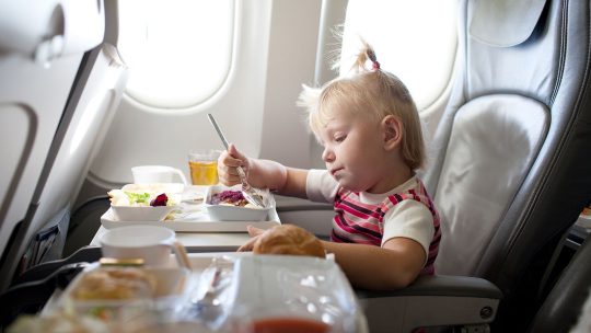 Путешествие с улыбкой: эффективные способы развлечь ребенка в самолете