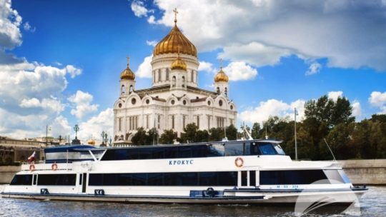Свадебное путешествие начинается здесь: аренда теплохода для молодоженов