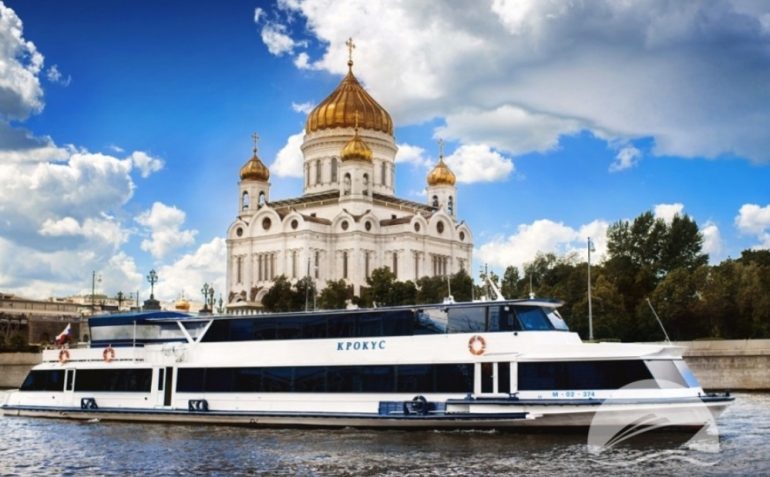 Свадебное путешествие начинается здесь: аренда теплохода для молодоженов