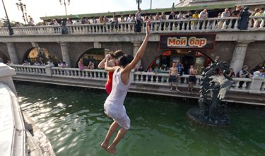 Голые девушки и водопад: Символизм чистоты и свободы