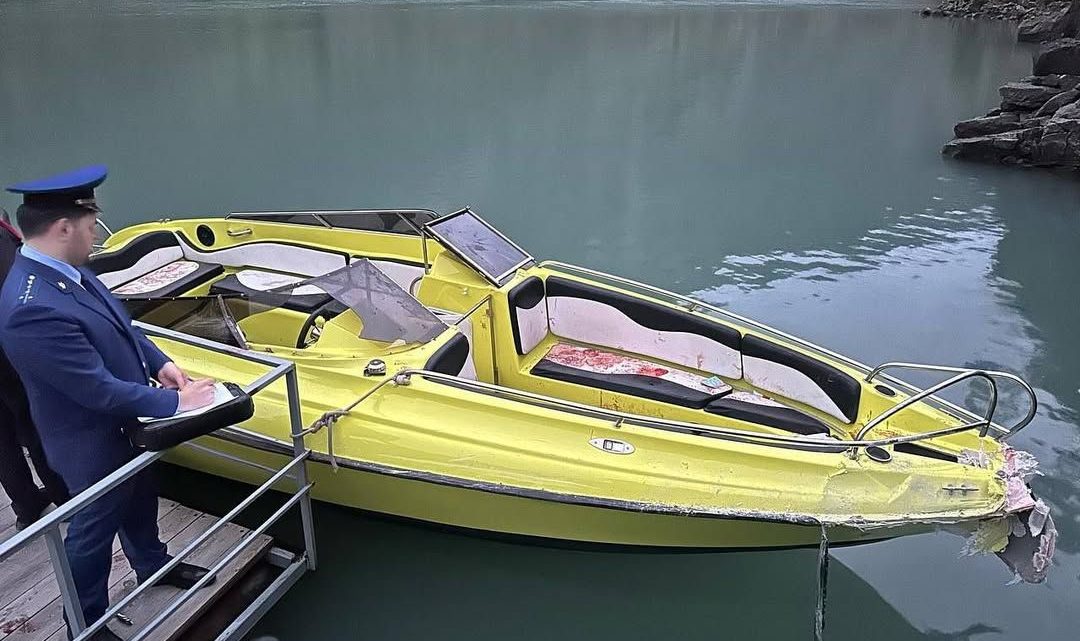 Лодка с туристами врезалась в скалу в Сулакском каньоне: погибла девушка