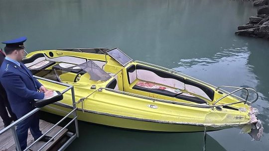 Лодка с туристами врезалась в скалу в Сулакском каньоне: погибла девушка