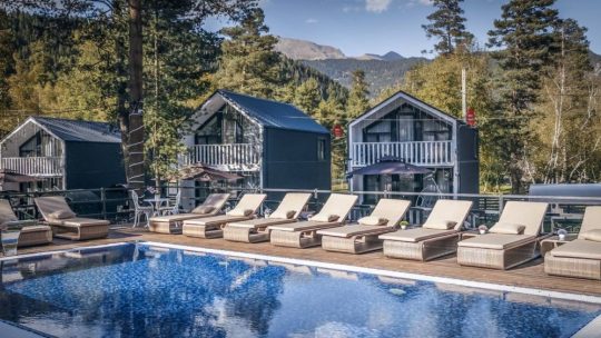 Бассейн в горах: Как совместить релакс и активный отдых в Архызе на примере гостиницы Kayasity?