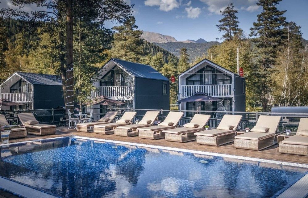 Бассейн в горах: Как совместить релакс и активный отдых в Архызе на примере гостиницы Kayasity?