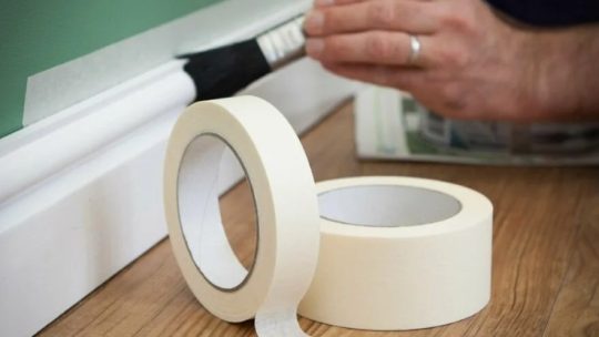 Где применяется малярный бумажный скотч для создания ровных границ окрашивания