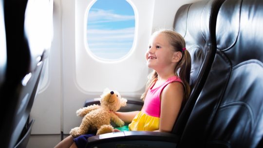 Авиакомпаниям запретили разделять родителей с детьми